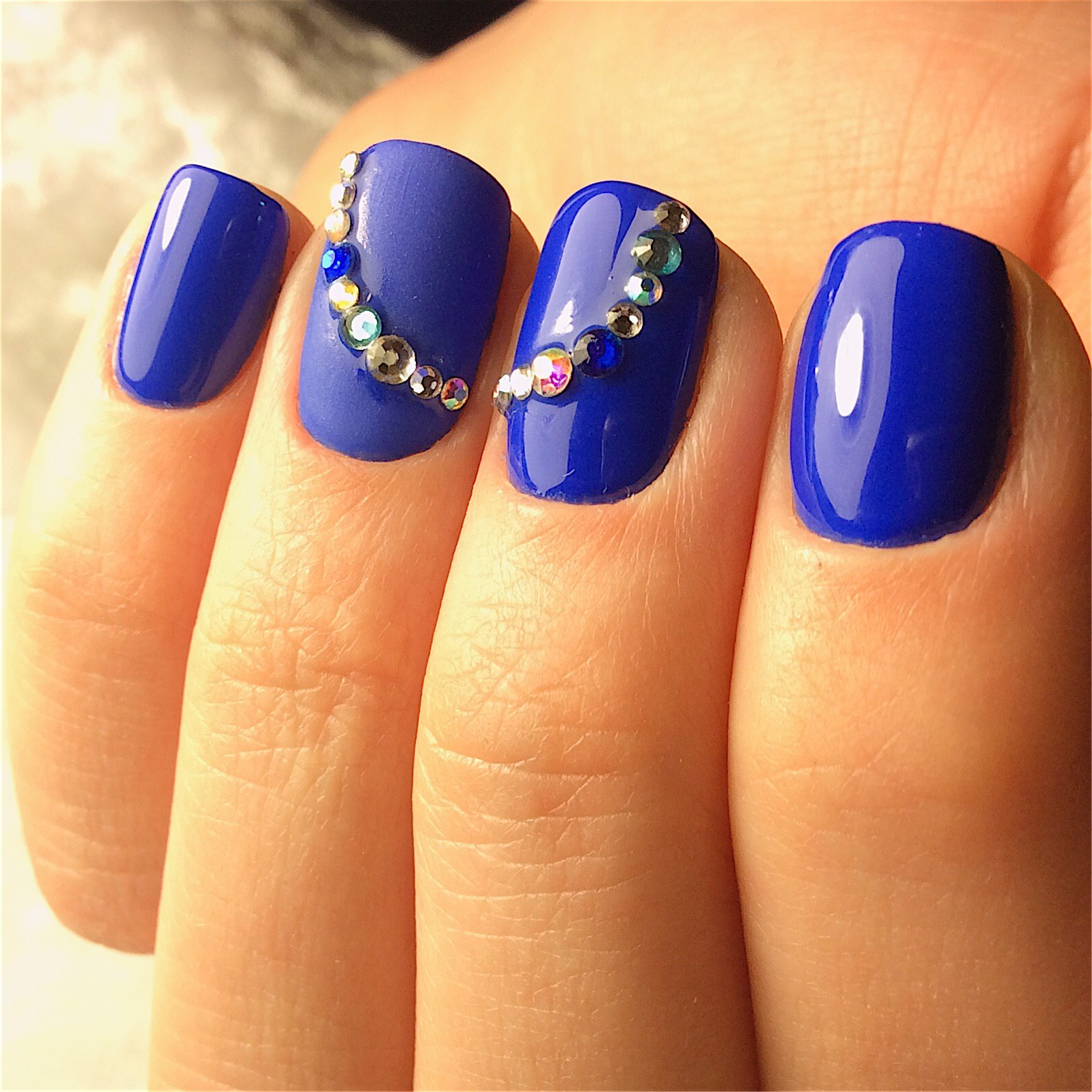 Дизайн ногтей синий короткие ногти. Синий маникюр со стразами. Синие ногти. Яркие синие ногти. Синие короткие ногти.