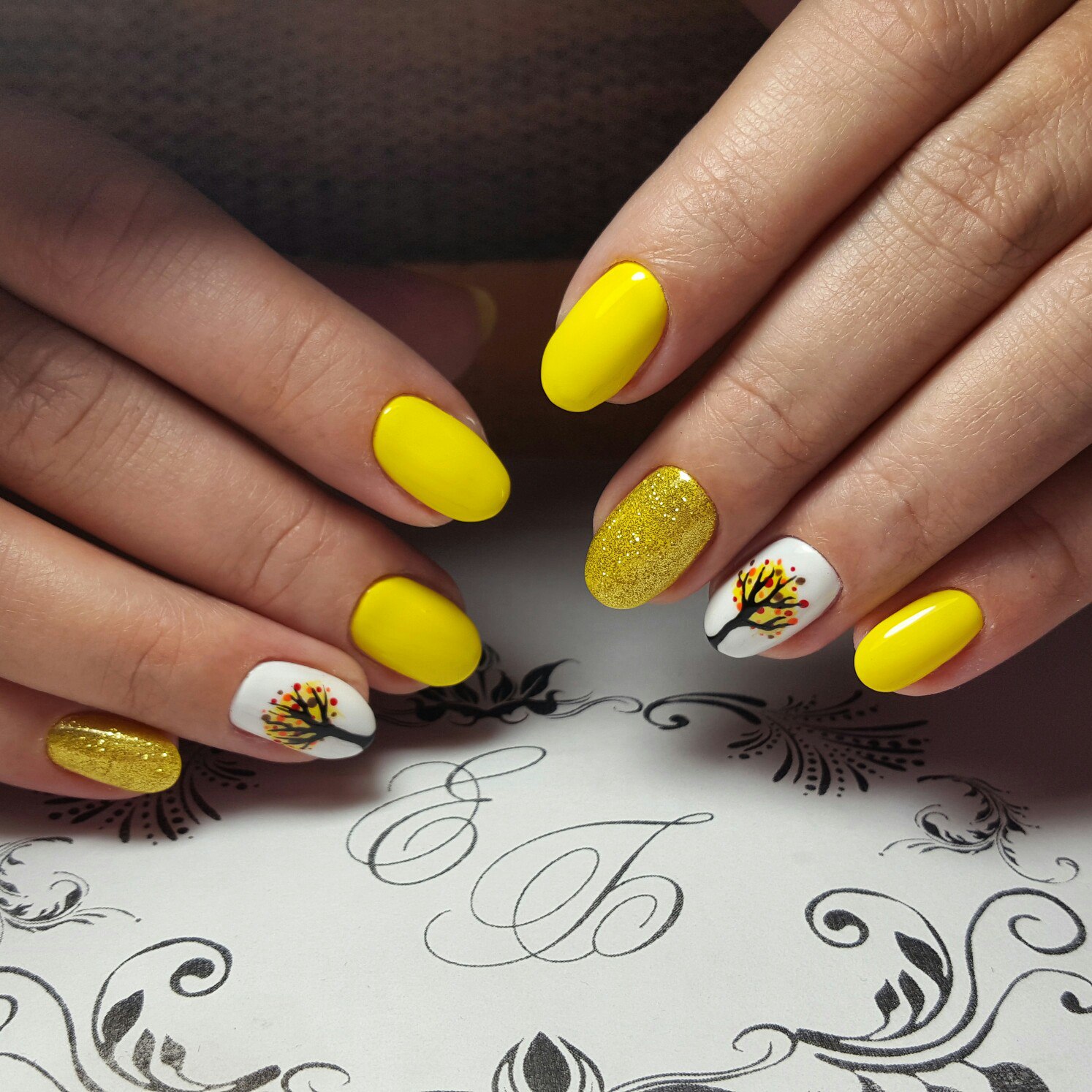Желтый френч с дизайном. Желтые ногти. Жёлтые ногти маникюр. Красивые желтые ногти. Маникюр с желтыми цветами.