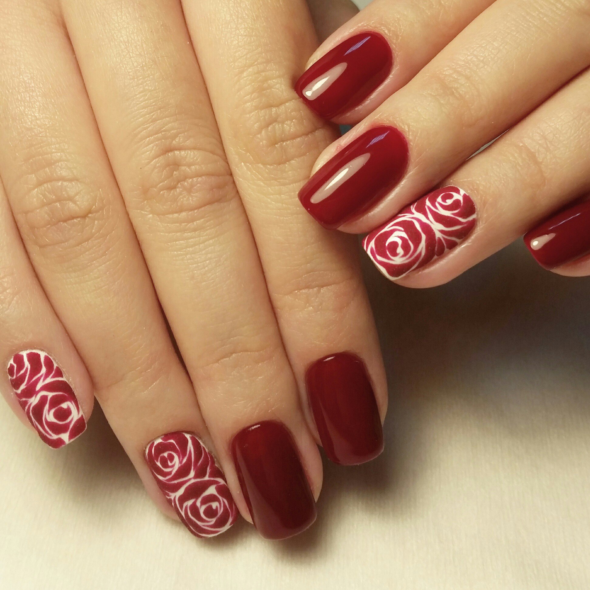 Дизайн ногтей розы. Красные ногти. Шеллак красный. Красный маникюр на короткие ногти. Маникюр бордового цвета.