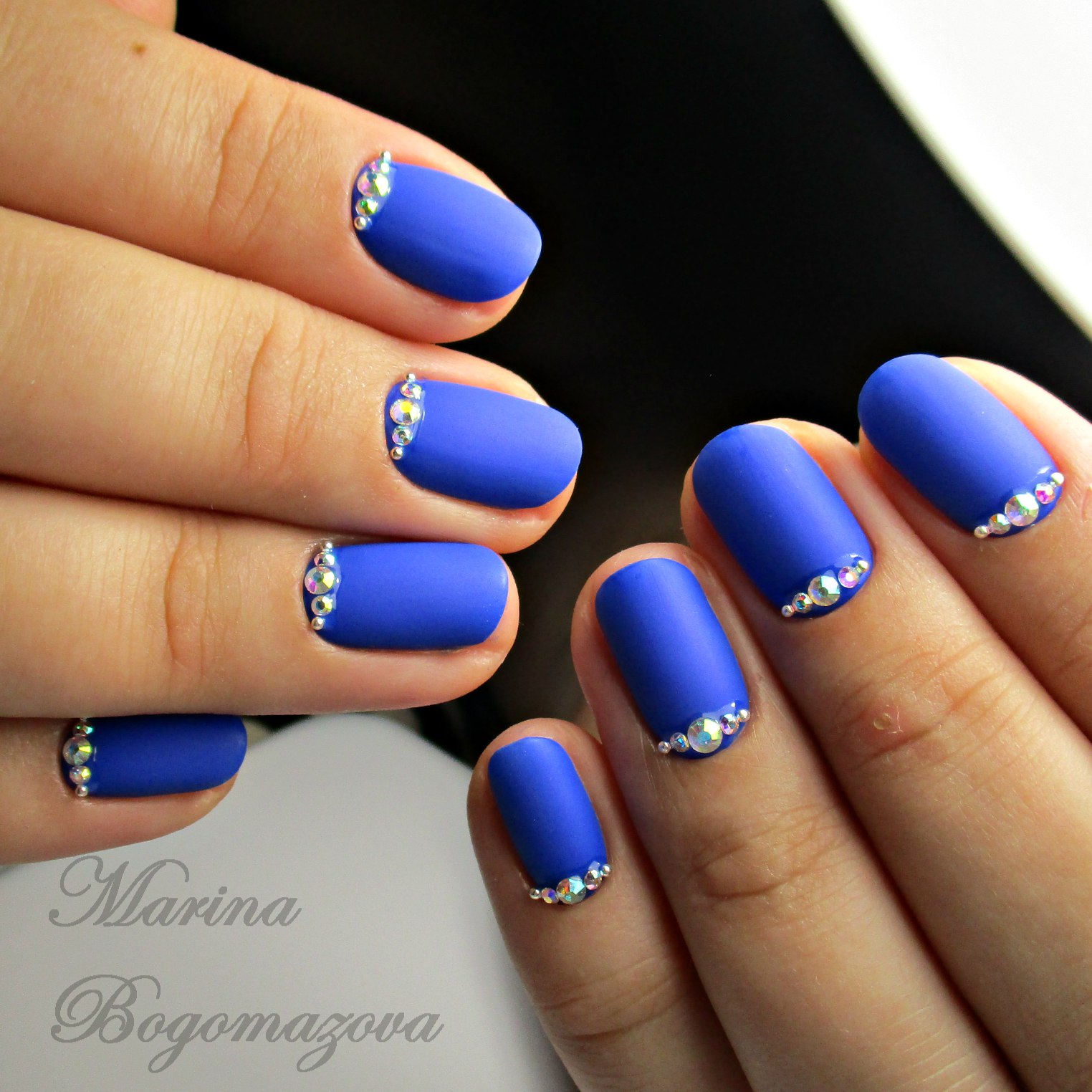 Ногти короткие синий дизайн. Синий маникюр. Красивые синие ногти. Синий маникюр на короткие ногти. Маникюр с синим лаком.