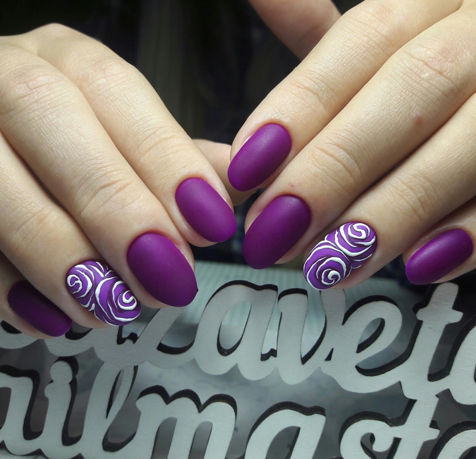 Маникюр с дизайном на средние ногти в фиолетовых оттенках.
