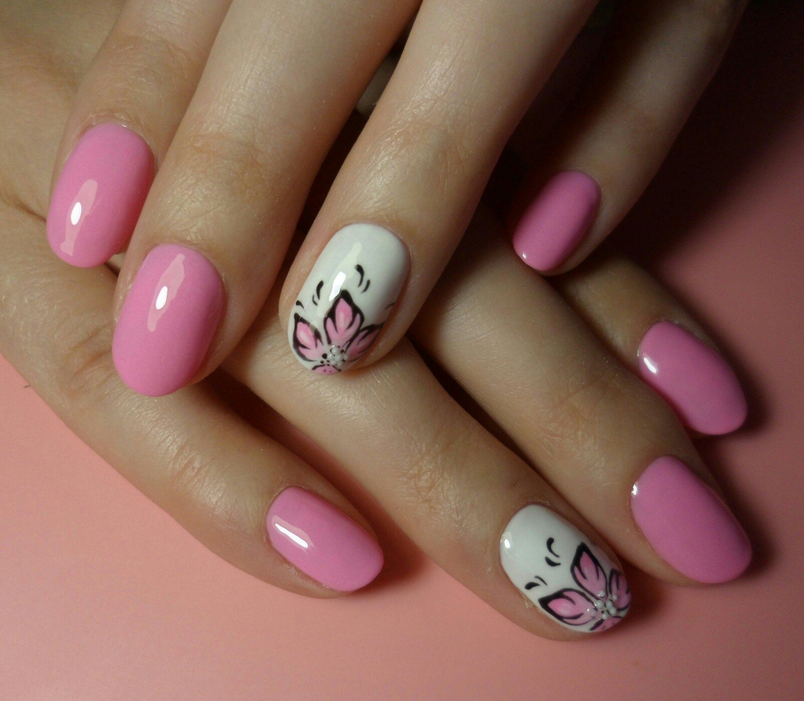 Яркий маникюр на средние ногти. Розовый маникюр. Розовые ногти. Весенний маникюр розовый. Розовые ногти с рисунком.