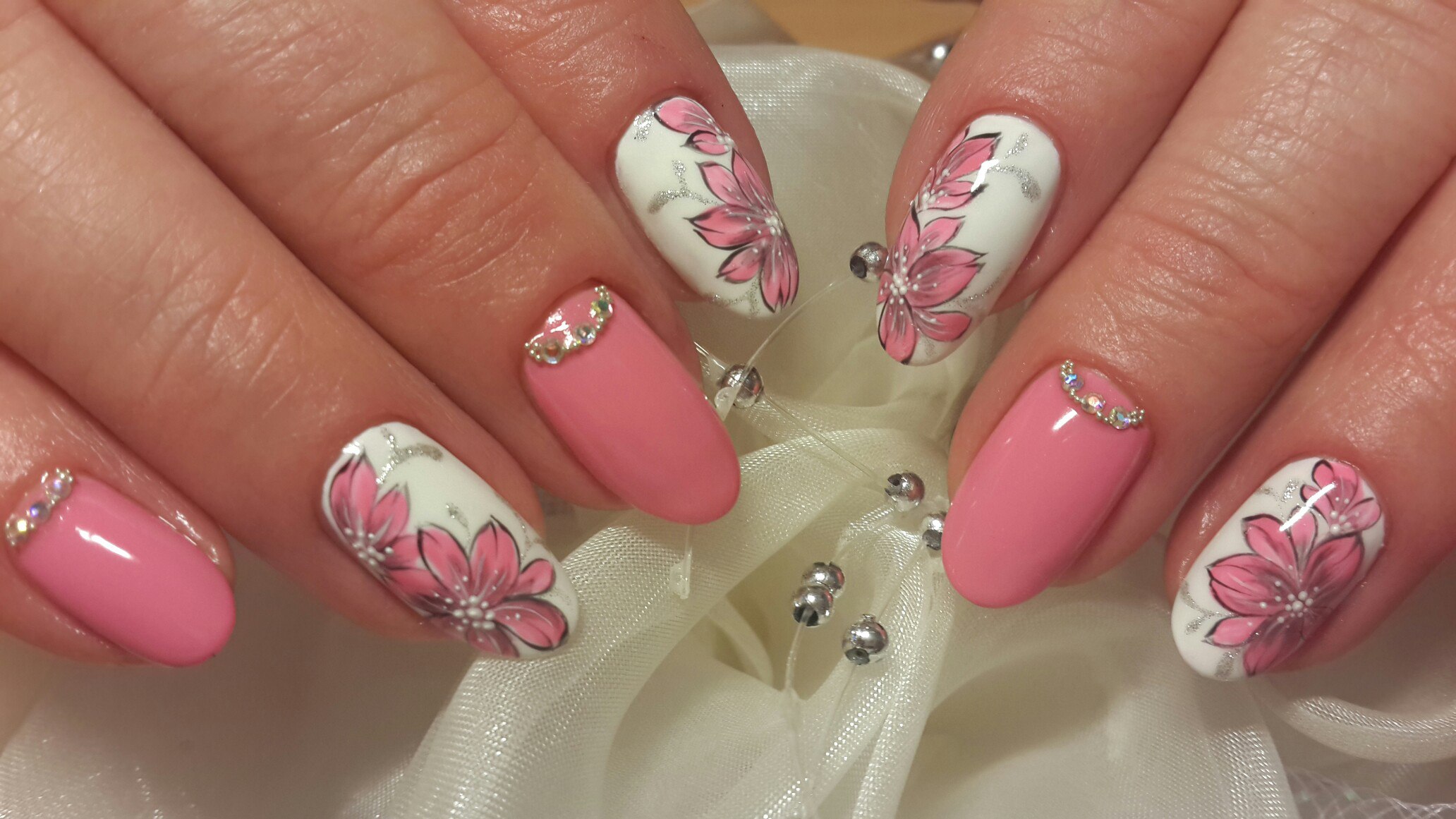 Новинки ногтей на март. Красивые ногти на весну. Маникюр с цветами. Ногти с цветочками. Розовые ногти с цветочками.