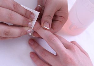 Обезжиривание ногтей
